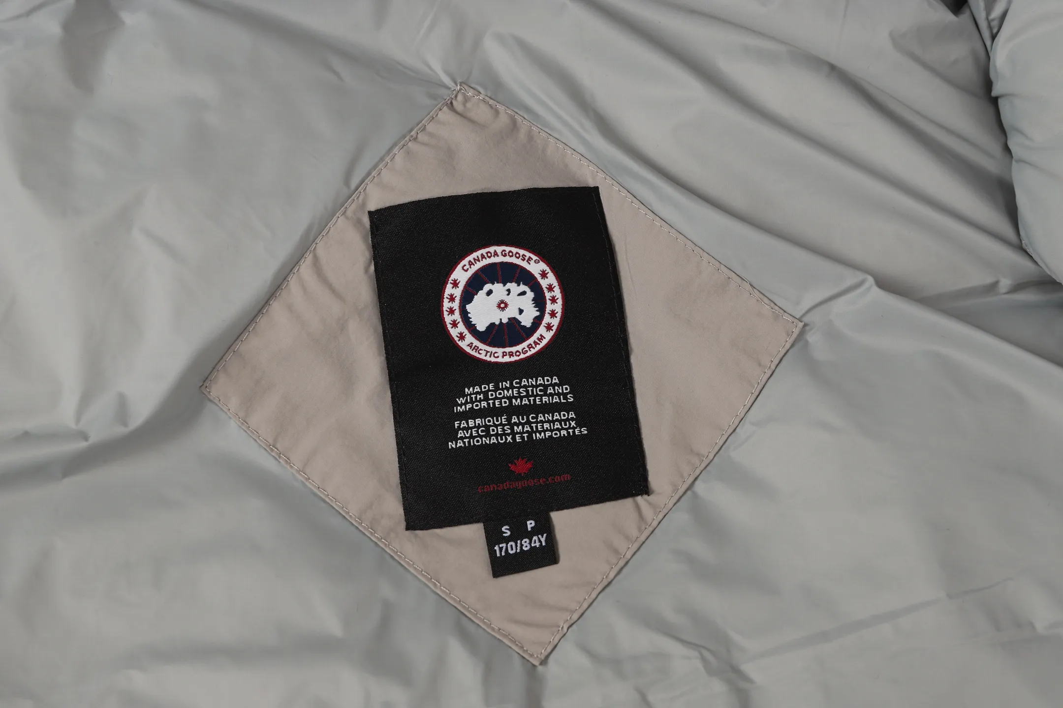 P480 CANADA GOOSE/PASTELS capsule white label series down vest The white label series is a capsule limited series and the most popular PASTELS series this year. The chest labels are all white badges with pure silicone texture. The pattern has a strong contrast between concave and convex. The topographic map of Canada on the badge is lifelike. The plastic material used for currency logos on the market is very hard to the touch! Our original independent order accessories are all custom-made original accessories. The imported YKK zipper has correct teeth and the zipper teeth are very thick. The zipper webbing logo is printed with three M fluorescent colors and the original custom-made washed logo. The placket webbing and wiring details are all restored. Color: Black Pure White Light Pink Khaki Moonlight Gray Size: XS S M L XL